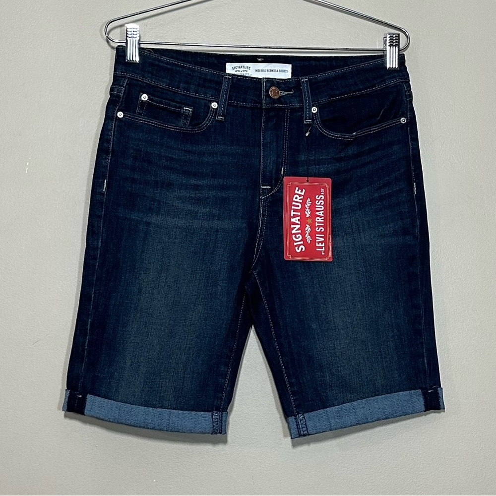 Levi’s || Woman’s Blue Jeans mid rice stretch Bermuda size 6